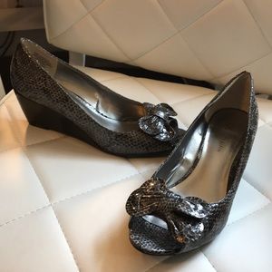 Anne Klein gray pumps